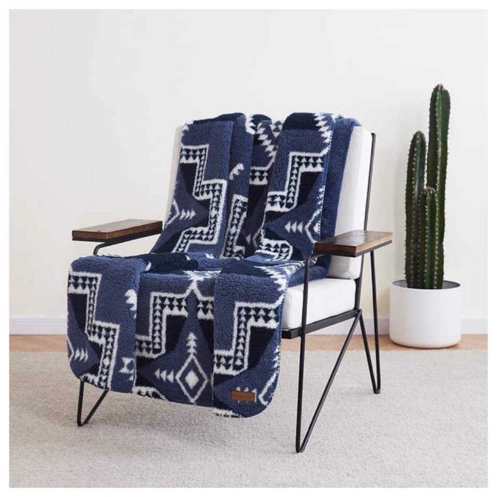 NWT Pendleton Sherpa Fleece Throw DARK BLUE - 50” x 70”
